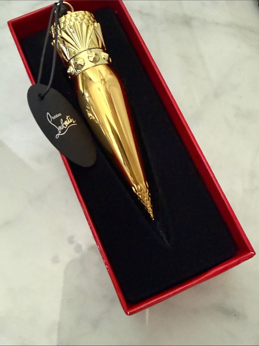 Christian Louboutin  Silky Satin
Satin lipstick - Rouge Louboutin 001